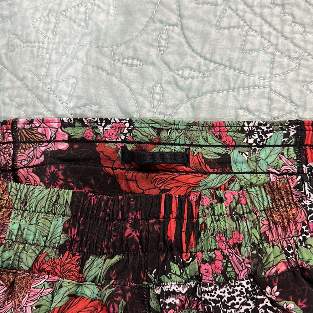 Lululemon Hotty Hot Shorts size 6 - Picture 3 of 3